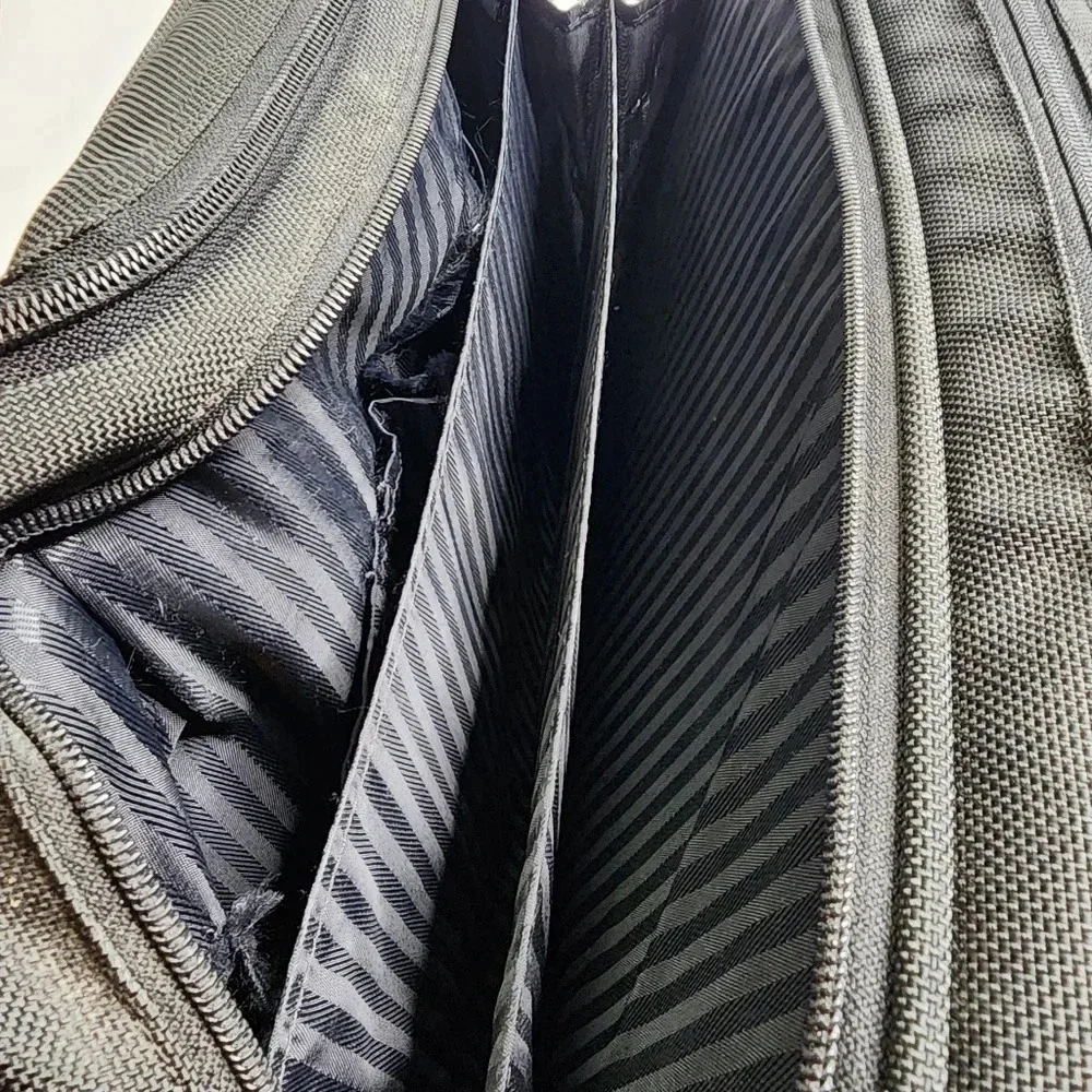 TUMI Alpha Deluxe Wheel Rolling Expandable Laptop Briefcase Carry On Bag‎